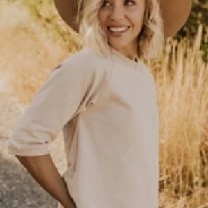 Woman’s sweater top// Half sleeve